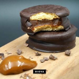 Alfajor de maicena relleno de dulce de leche. Bañado en chocolate negro