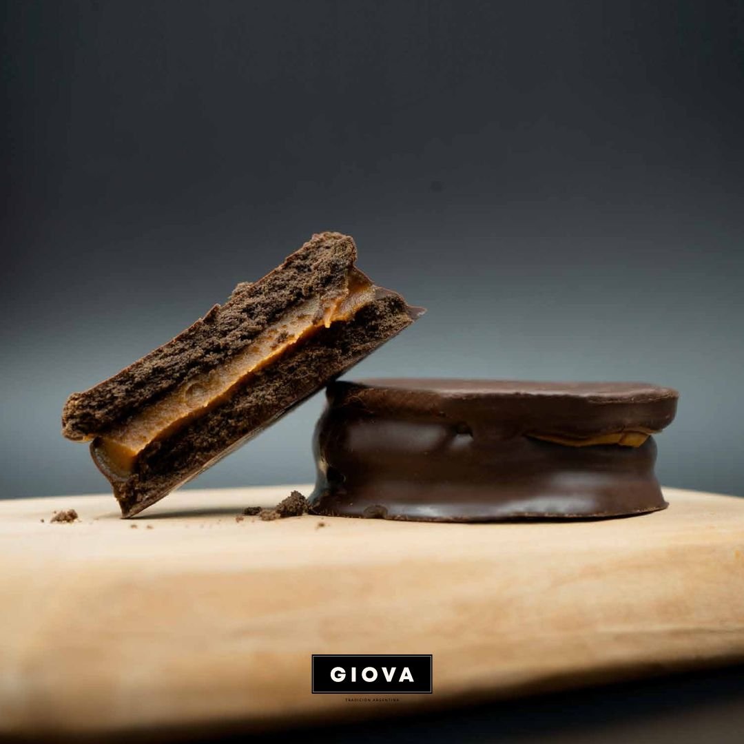 Alfajor relleno de dulce de leche bañado en chocolate negro