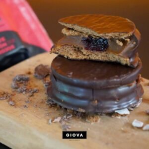 Alfajor con corazón de frutos rojos. Bañado en chocolate negro.